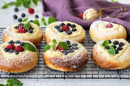 Minikuchen mit Beeren-Vanillefüllung
