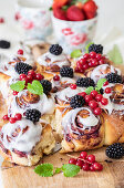 Yeast buns with berries and icing