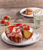 Donut-Kuchen mit Zuckerglaur und Erdbeeren
