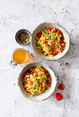 Süßer Salat aus Orangen-Mohn-Spätzle, Erdbeeren, Pistazien und Zitrus-Sirup (vegetarisch)