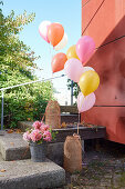 Luftballon-Deko für die Gartenparty