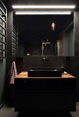 Modernes Badezimmer in Schwarz