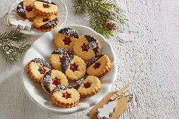 Linzer biscuits with cinnamon