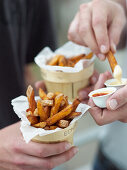 Pommes Frites mit Ketchup und Mayo