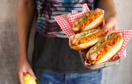 Hot Dogs mit Röstzwiebeln und Gurke