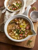 Gerstensuppe mit geräuchertem Schweinefleisch und Gemüse