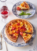 Quiche mit drei Käsesorten und bunten Tomaten