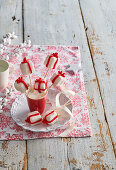 Weihnachtliche Geschenk-Cake-Pops mit Marzipan und Rum