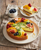 No-bake cheesecake with fresh fruit and biscuit base