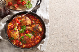 Hähnchenschenkel in Linsen-Tomatensauce mit Kräutern