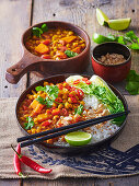 Gelbes Curry mit Kichererbsen, Süßkartoffel und Reis