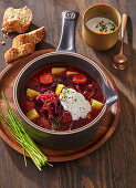 Rote-Bete-Suppe mit Wurst und Sauerrahm