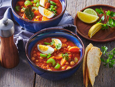 Marokkanische Linsensuppe mit Kichererbsen, Ei und Fladenbrot