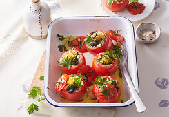 Gefüllte Tomaten mit Mozzarella, Zucchini und Oliven