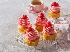 Himbeer-Cupcakes mit Mascarpone-Sahne und frischen Himbeeren