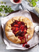 Pfirsich-Galette mit Brombeeren und Mandeln