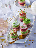 Mini sandwich tartlets with peas, beetroot and herb quark