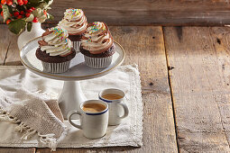 Glutenfreie Schokoladencupcakes mit Sahnehaube und bunten Zuckerstreuseln