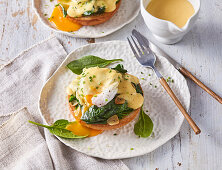 Eggs Florentine on toastie with spinach and hollandaise sauce