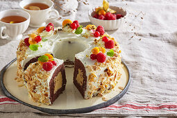 Schokoladen-Kranzkuchen mit Vanillecremefüllung und Früchten