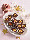 Chocolate tartlets with walnuts and rum