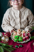 Figürliche, bunte Macarons zu Weihnachten