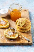 Scones mit Orangenmarmelade und Kokosraspeln