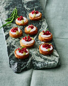 Crostini mit Rote-Bete-Kaviar und Wasabi