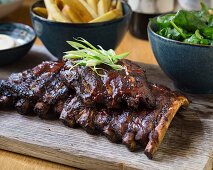 Spareribs with chips and green salad