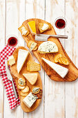 Käseplatte mit französischen Käsesorten, Crackern und Rotwein