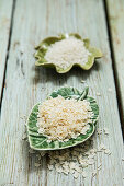 Weiße Reiskörner und Reisflocken