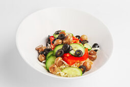Gemischter Salat mit Champignons, Oliven und Gemüse