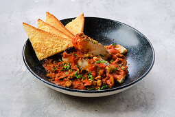 Gebratenes Zanderfilet mit Tomaten-Oliven-Sauce und Toastbrot