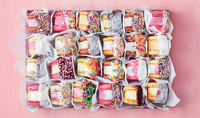 Bunte Eiscreme-Macaron-Sandwiches