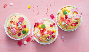 Mango frozen yoghurt with sweet toppings