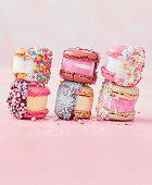 Bunte Eiscreme-Macaron-Sandwiches