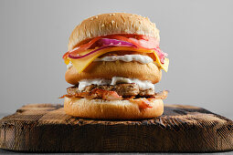 Doppelter Monster-Burger mit Speck und Käse