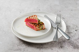 Grilled tuna steak with sesame seeds