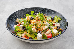 Griechischer Salat mit Feta, Oliven und Baconchips