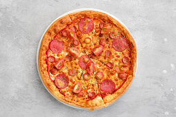 Pizza mit Peperoni und zwei Sorten Wurst
