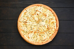 Pizza mit Dorblu-Käse, Birne und Ahornsirup