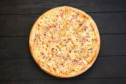 Pizza with Parma ham and red onions