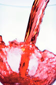 Rotwein in Glas gießen, Nahaufnahme