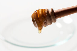 Honiglöffel mit tropfendem Honig