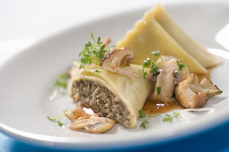Maultaschen with meat filling and fried mushrooms