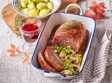 Hackbraten im Speckmantel mit Pilzen und Kartoffeln