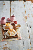 Käsekuchen-Schnitten mit Marmelade und Mandeln