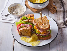 Schinken-Käse-Sandwich mit Salat und Chips
