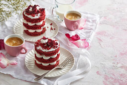 Mini Red Velvet Cakes mit Frischkäsecreme