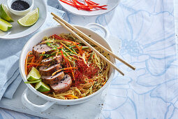 Thai-Nudelsalat mit Schweinefilet und Gemüse